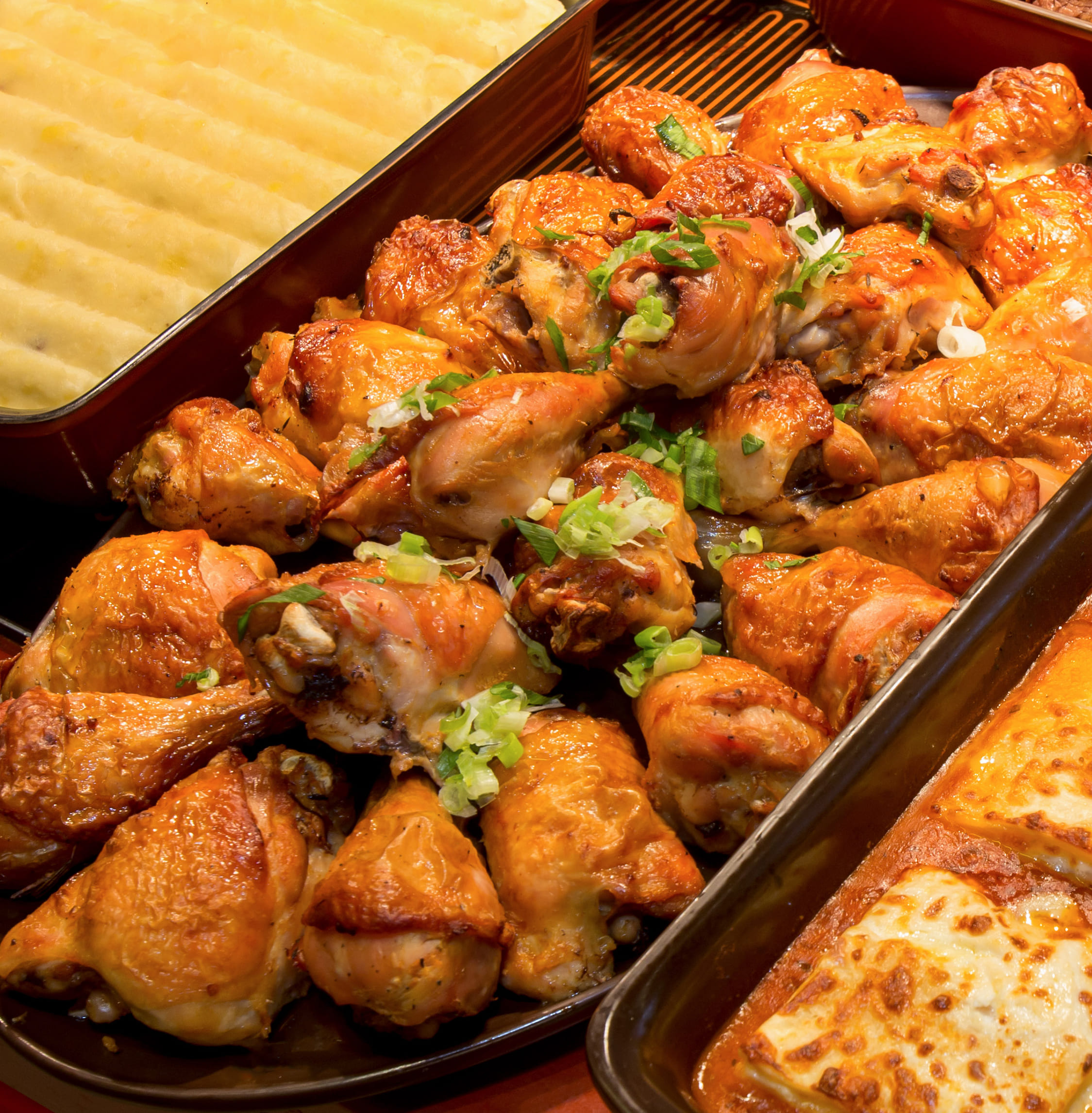 Travessa de frango assado com cebolinha