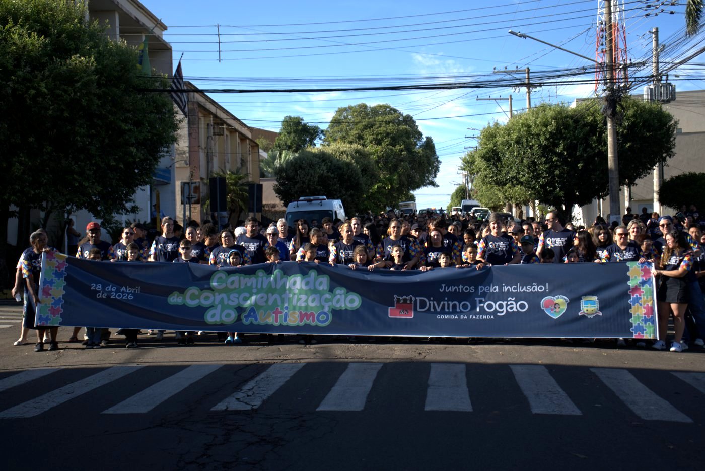 Caminhada da Conscientização do Autismo em Mirandópolis com a faixa do Divino Fogão