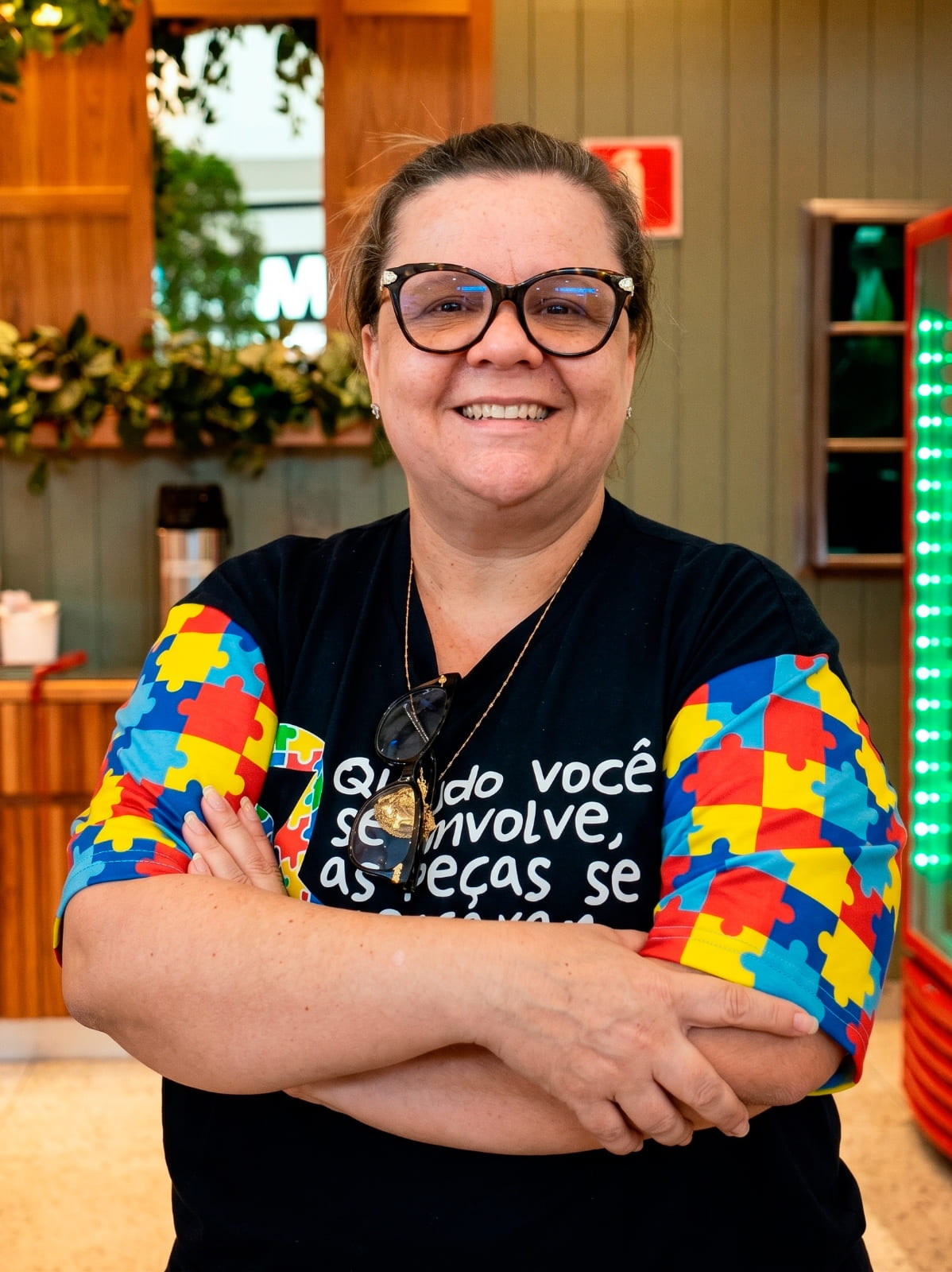 Tatiana Oliveira em uma de suas unidades, com camiseta da campanha de inclusão do espectro autista