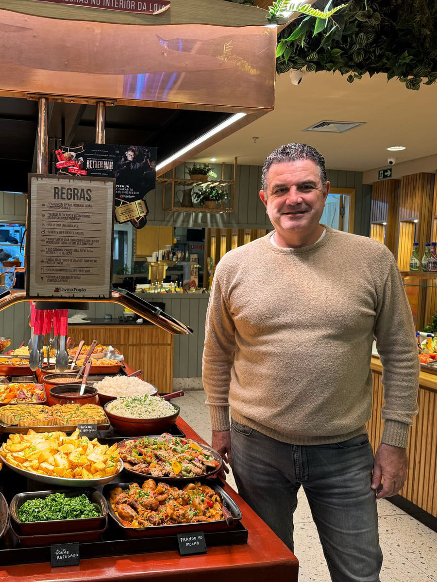 Luiz Fernando Canizares na linha do buffet de uma de suas lojas